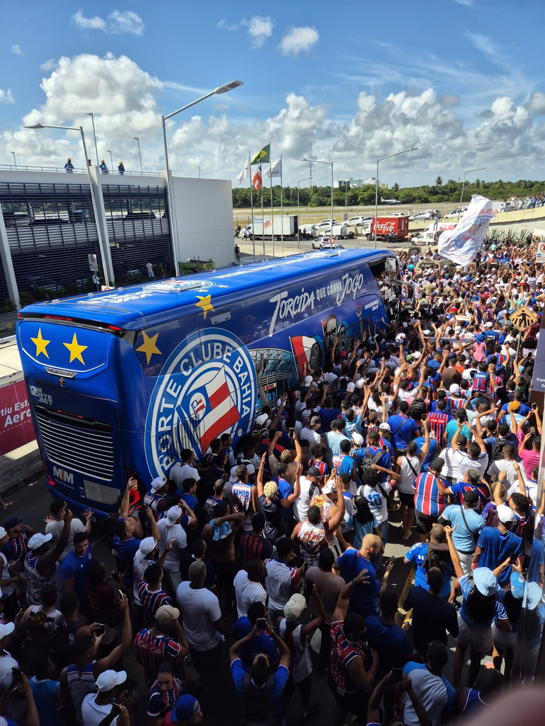 Torcida do Bahia no aeroporto de Salvador. 