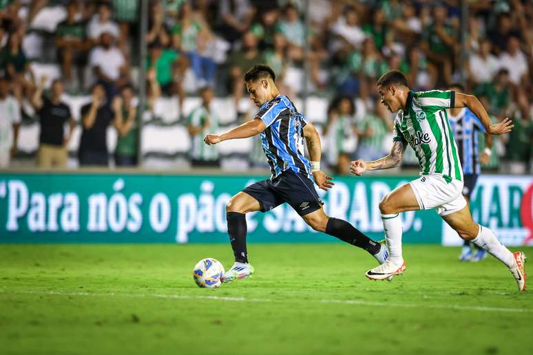 Aravena em ação contra o Juventude.