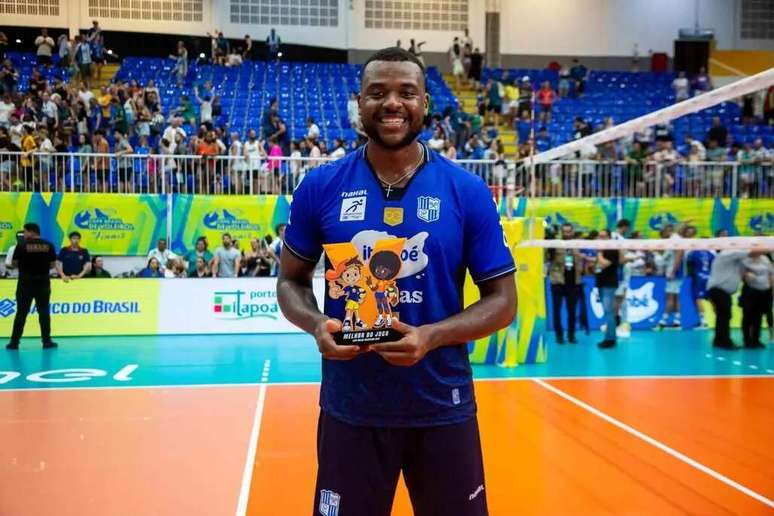 Paulo com o troféu Viva Vôlei após a vitória do Itambé Minas na Copa Brasi