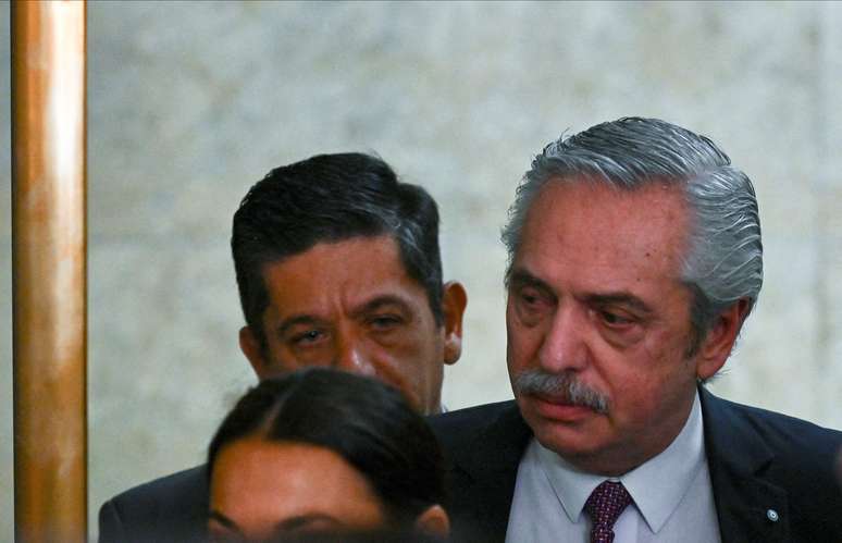 Alberto Fernández deixando a Corte em 4 de fevereiro de 2025