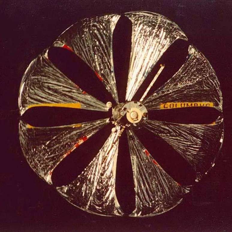 Znamya 2 implantado, em uma imagem tirada da esta&ccedil;&atilde;o espacial russa Mir