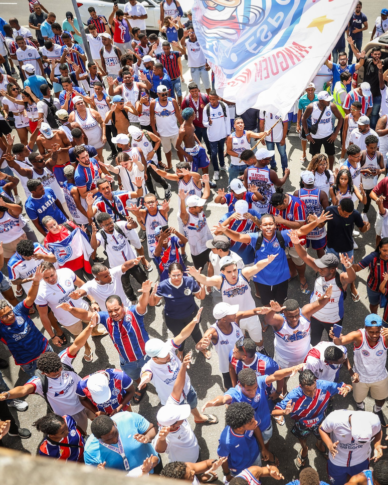 Torcida do Bahia presente no aeroporto. 
