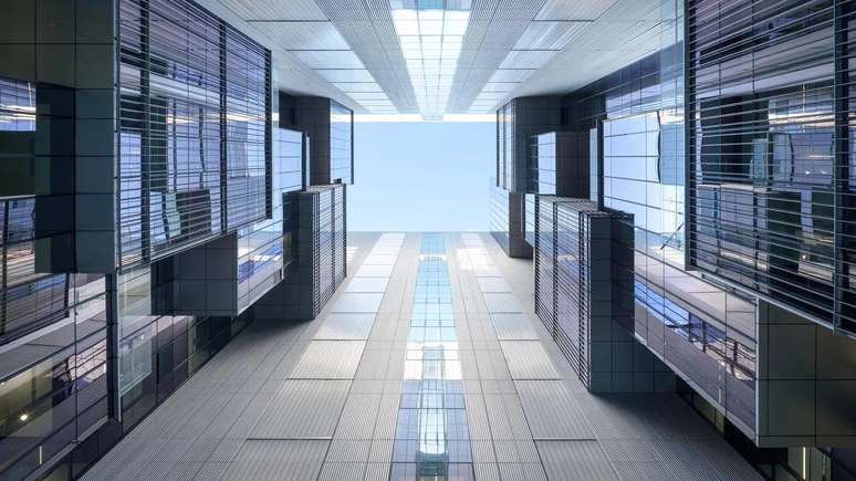 O Centro Nacional de Pesquisa de Tecnologia de Engenharia de Veículos Pesados de Jinan, no leste da China, possui um enorme ‘poço para o céu’, que fornece iluminação e ventilação ao edifício