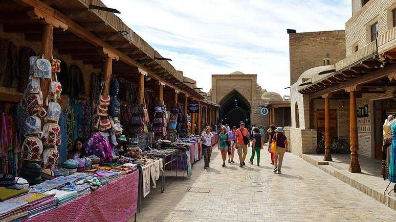 Os bazares de Bukhara agora est&atilde;o repletos de mercadorias importadas, produzidas em massa