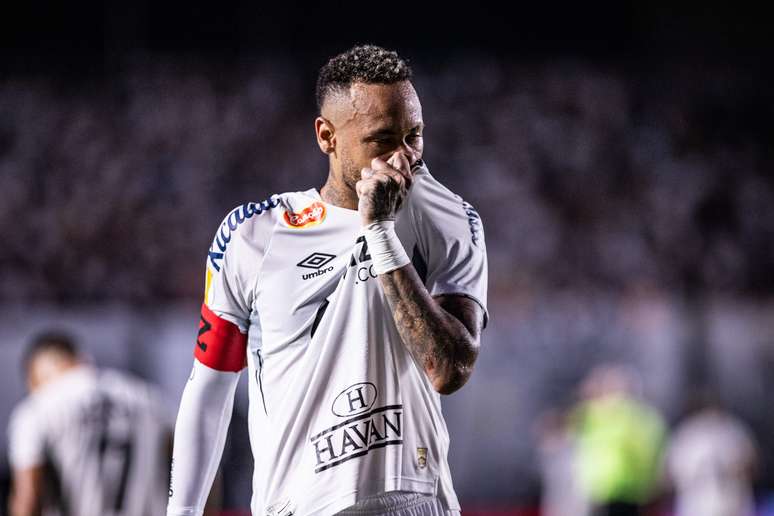 Neymar beija o escudo do Santos