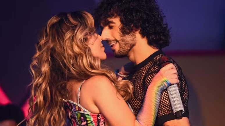 Wanessa Carmago dança coladinha ao lado de dançarino 