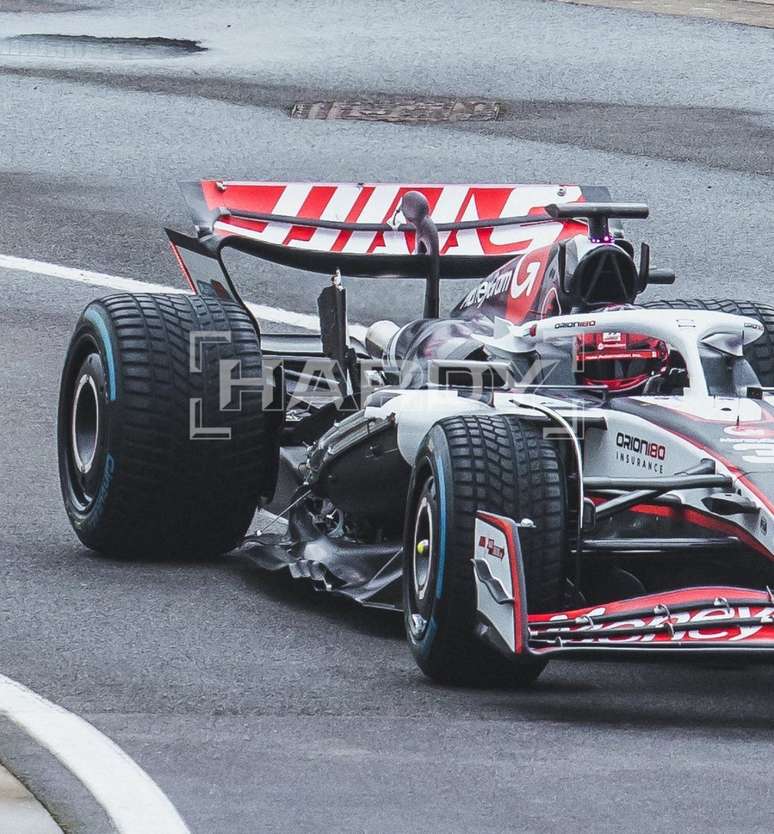 Carro da Haas danificado após shakedown