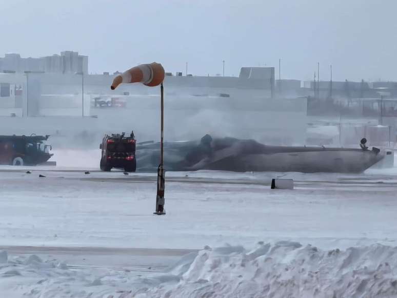 Avião pousa de ponta cabeça no aeroporto de Toronto, no Canadá