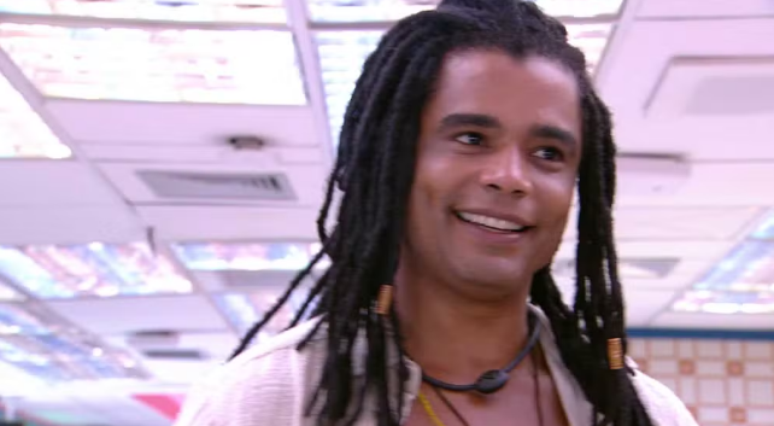 BBB25: Diogo Almeida canta música de quando deu primeiro beijo em Aline e gera comentário: ‘Carinha de apaixonado'