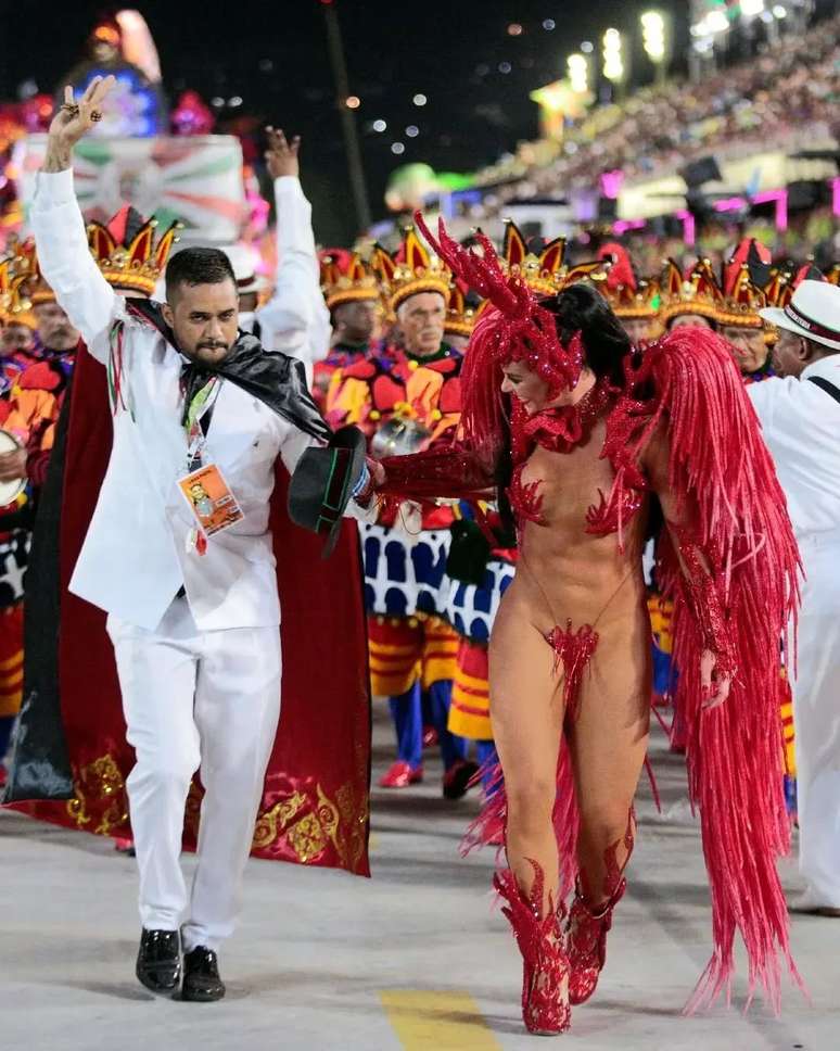 Paolla Oliveira com fantasia de pomba-gira