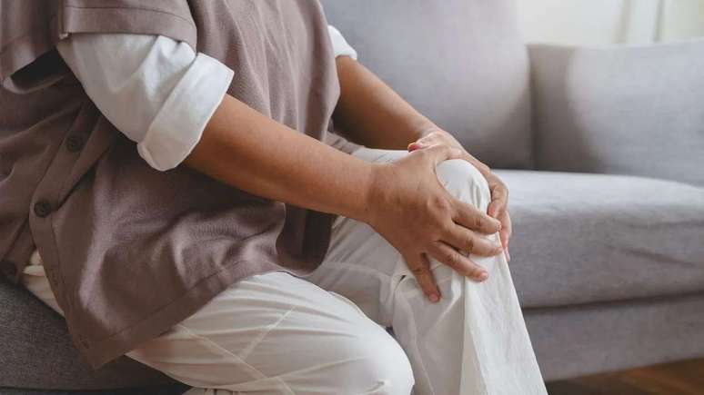 Dores no joelho possuem diferentes causas