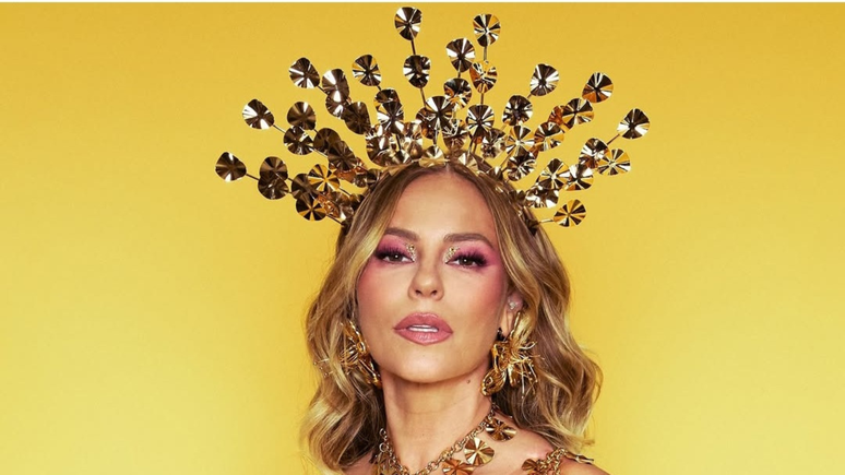 Paolla Oliveira com enfeites de cabeça de Carnaval 