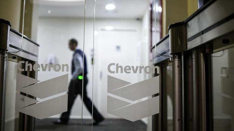 At&eacute; o momento, Trump n&atilde;o ofereceu indica&ccedil;&otilde;es de que ir&aacute; revogar a licen&ccedil;a que permite que a empresa petroleira americana Chevron opere na Venezuela