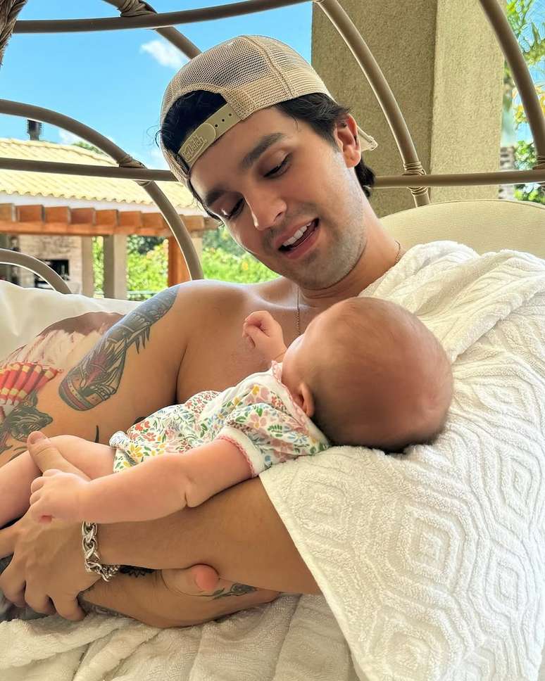 Luan Santana encanta os fãs com uma foto sem precedentes de sua filha, Serena: 'MUITO PAI DA MENINA' -