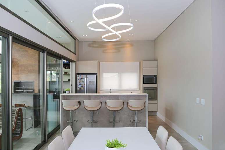 O tri&acirc;ngulo de trabalho garante que o fluxo de atividades na cozinha seja fluido e eficiente Projeto: Meneghisso & Pasquotto Arquitetura |