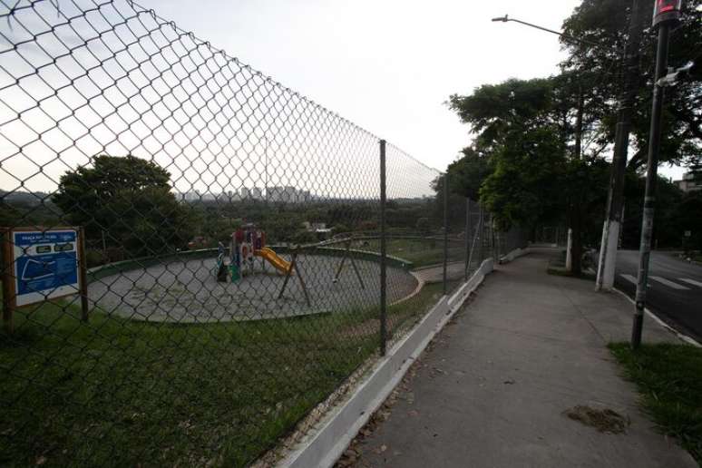 Praça Coronel Custodio Fernandes Pinheiro, conhecida como Praça do Pôr do Sol, foi fechada pela Prefeitura na época da pandemia para evitar aglomerações.