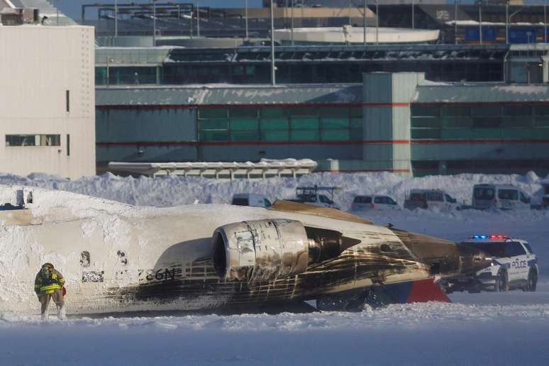 Avião pousa de ponta-cabeça em aeroporto canadense; passageiros ficaram feridos