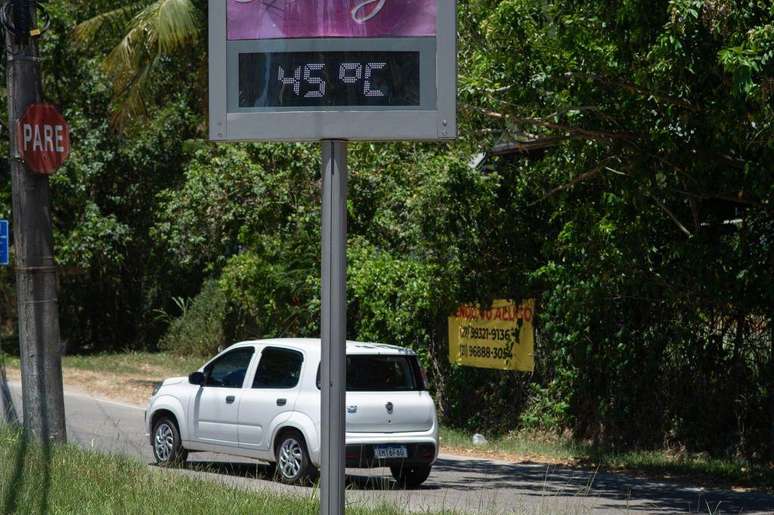 Term&ocirc;metro marcando 45&deg;C no bairro de Guaratiba, Rio de Janeiro