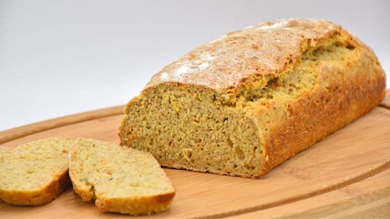 Carrot, oat and honey bread to be made in a blender