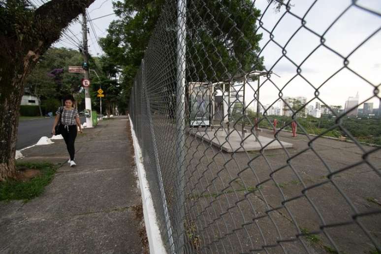 Uso de alambrados é defendido por grupo de moradores, que avalia que a presença da estrutura ajudou a tornar o local mais limpo e seguro.