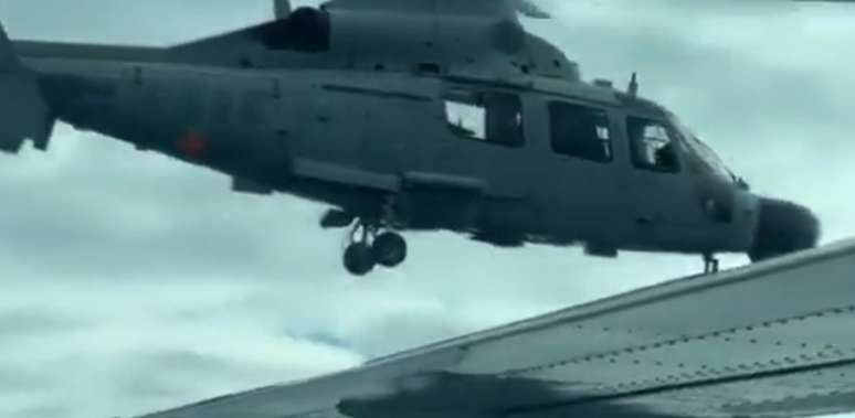Cena foi capturada por jornalistas que estavam no avião