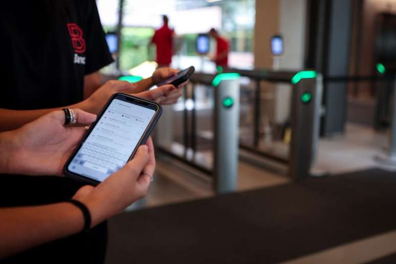 Outra questão ainda indefinida é se o celular pode ser usado no horário de saída