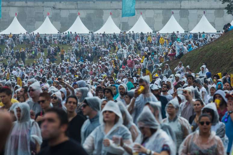 Publico enfrenta chuva durante o Lollapalooza 