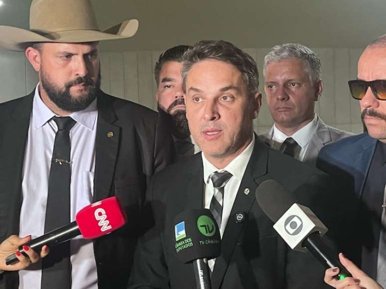 O líder da oposição na Câmara, Luciano Zucco (PL-RS), durante coletiva após a denúncia da PGR contra o ex-presidente Jair Bolsonaro (PL)