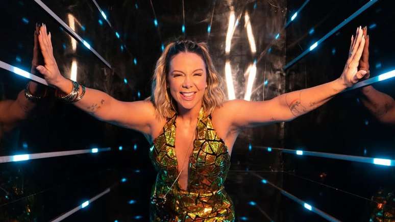 On video, Carla Perez makes a surprising announcement on her carnival block to Salvador