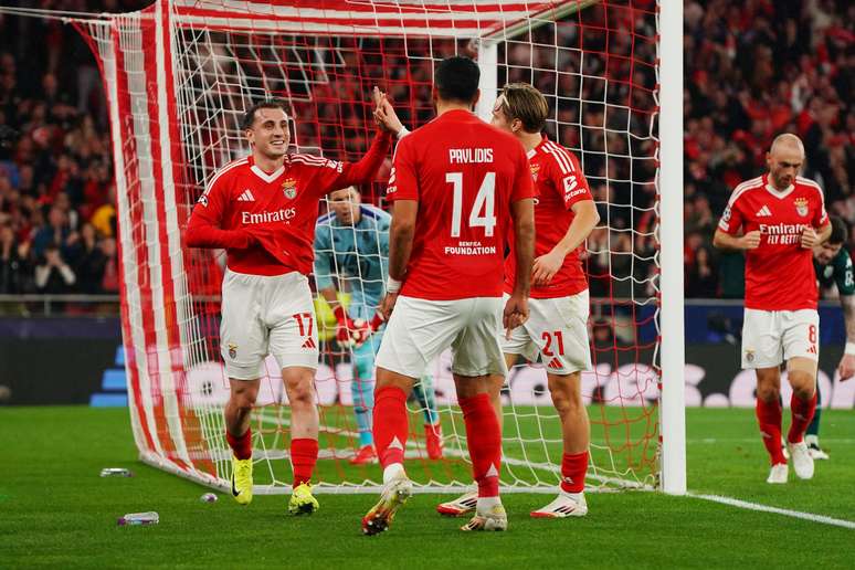 Jogadores do Benfica comemorando o gol de Aktürkoğlu –