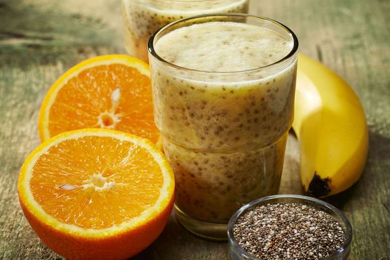 Suco de laranja com banana e chia 
