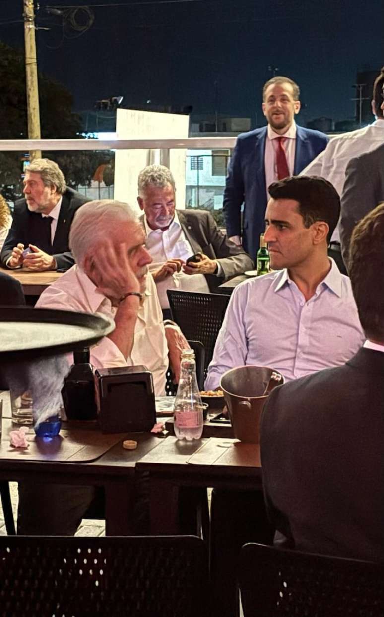 Jaques Wagner, líder do governo Lula no Senado, e JHC, prefeito de Maceió, conversando no aniversário do líder do governo na Câmara, José Guimarães