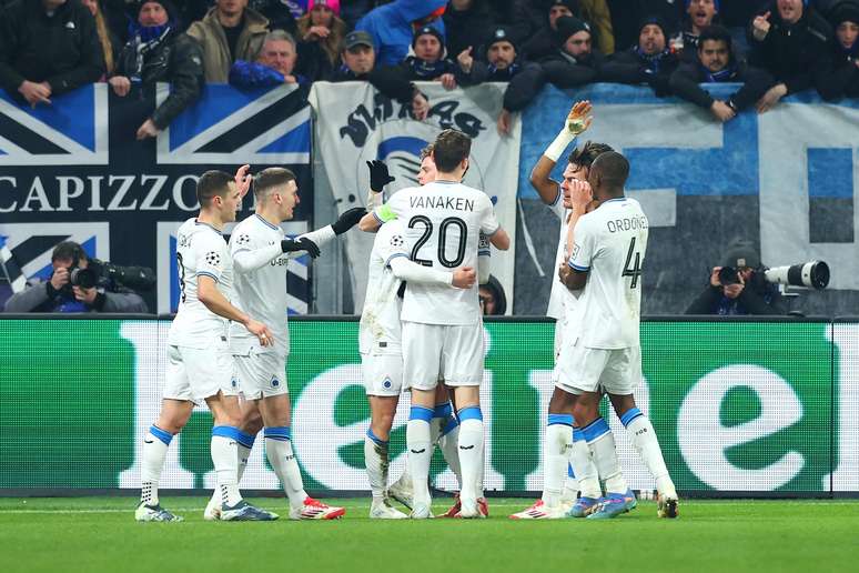Jogadores do Club Brugee comemorando a vitória sobre a Atalanta –