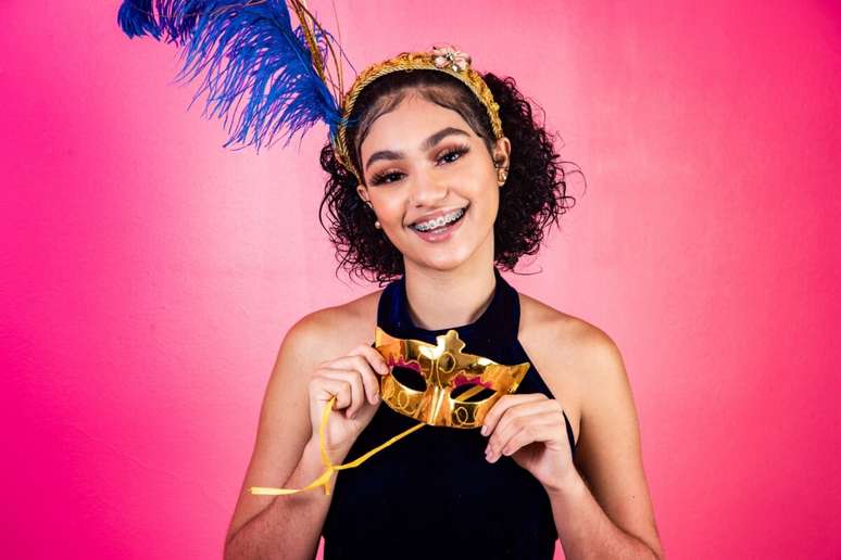 O Carnaval é perfeito para ousar e criar penteados divertidos e estilosos