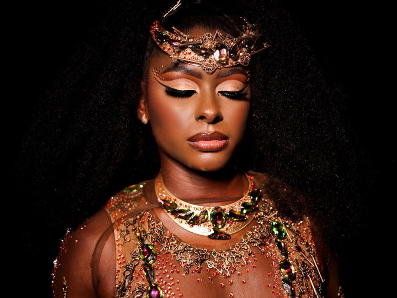 Carolina Macharethe é musa da Unidos de Viradouro desde 2022.