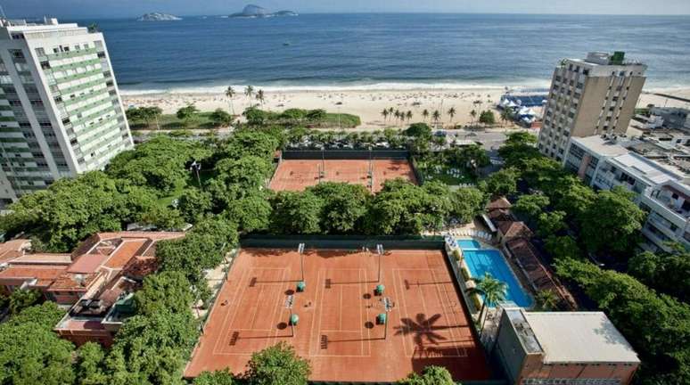 Tipo aéreo para el Country Country Club, con el vecindario del vecindario en segundo plano