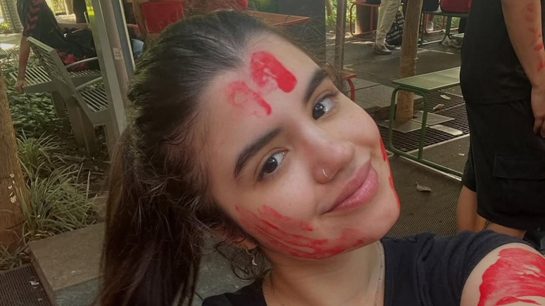 Ex-chiquitita Carol Chamberlain leva trote ao passar na faculdade