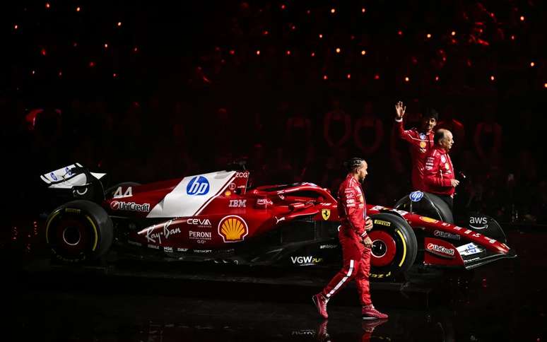 Lewis Hamilton e Charles Leclerc ao lado do chefe da equipe