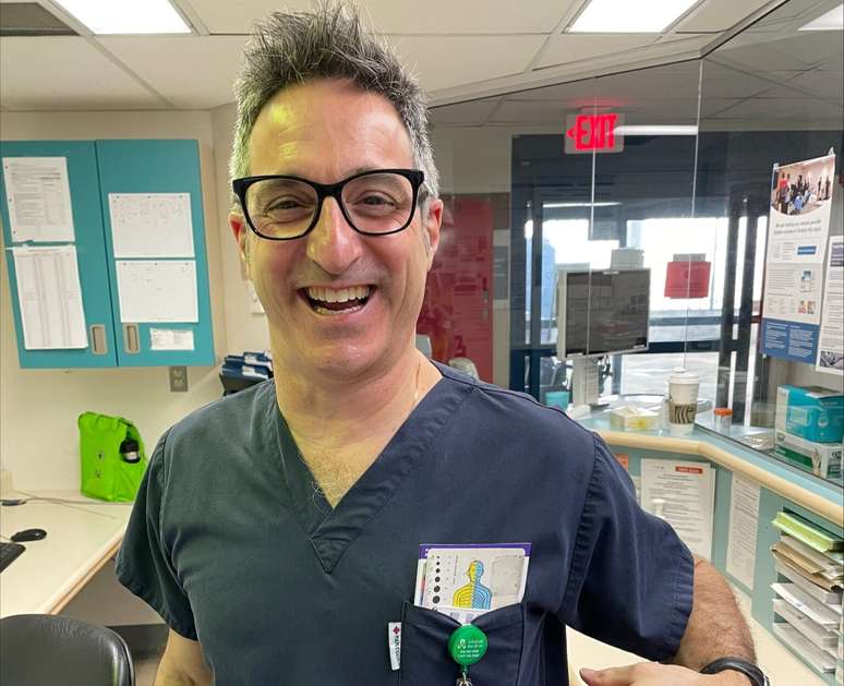 The doctor discovers that he is raging while he attends patients with the same problem