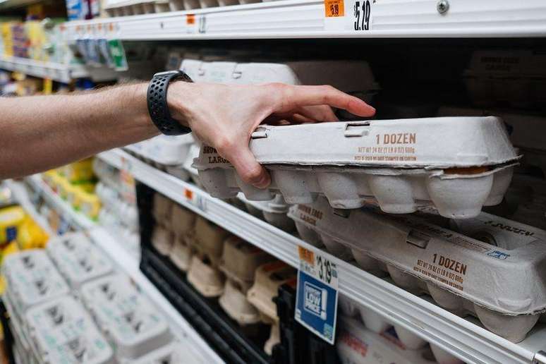 Alguns supermercados americanos começaram a racionar a venda de ovos para fazer frente à escassez do produto