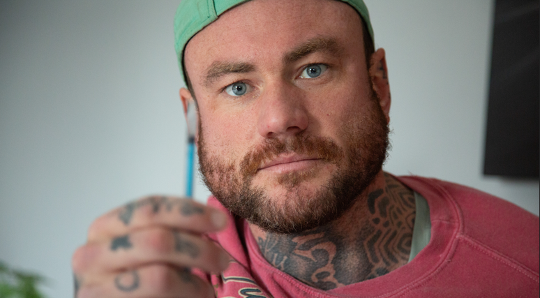 Tom Powell, ex-participante do reality show Love Island, pede que as pessoas n&atilde;o comecem a tomar esteroides por causa da apar&ecirc;ncia f&iacute;sica