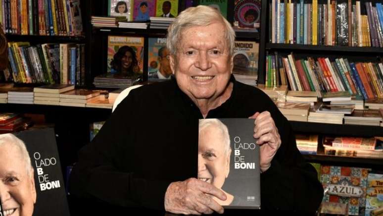 Boni reverses the income of the book in donation to the retreat of the artists, who earns a new space; Check