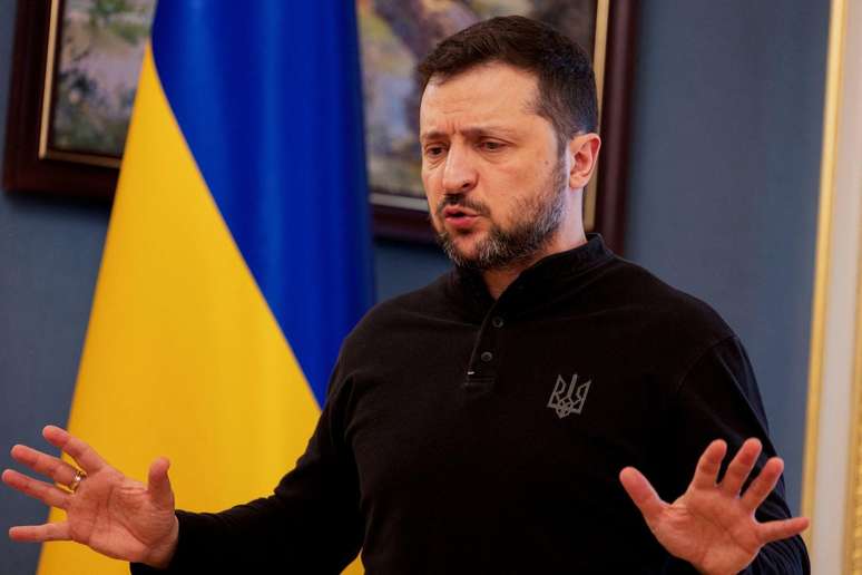 'Com todo o respeito ao presidente Donald Trump como l&iacute;der... ele est&aacute; vivendo neste espa&ccedil;o de desinforma&ccedil;&atilde;o', declarou Zelensky