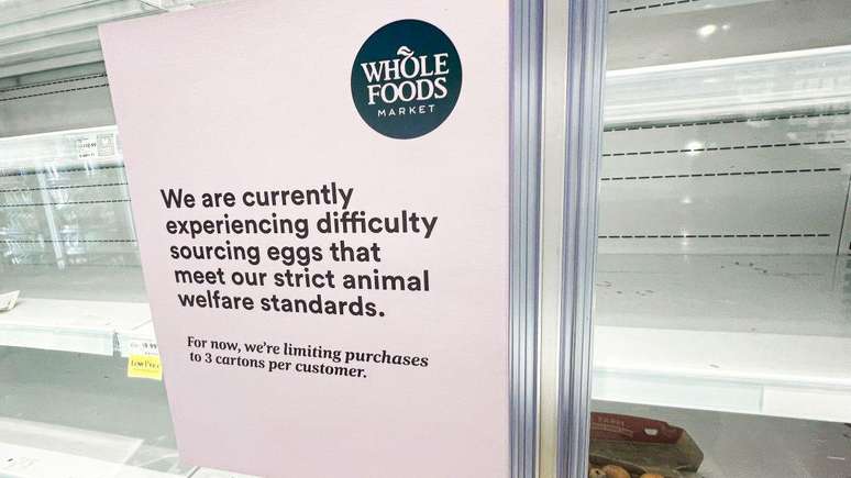 Em vários supermercados americanos, foram colocados avisos informando os consumidores sobre a escassez de ovos