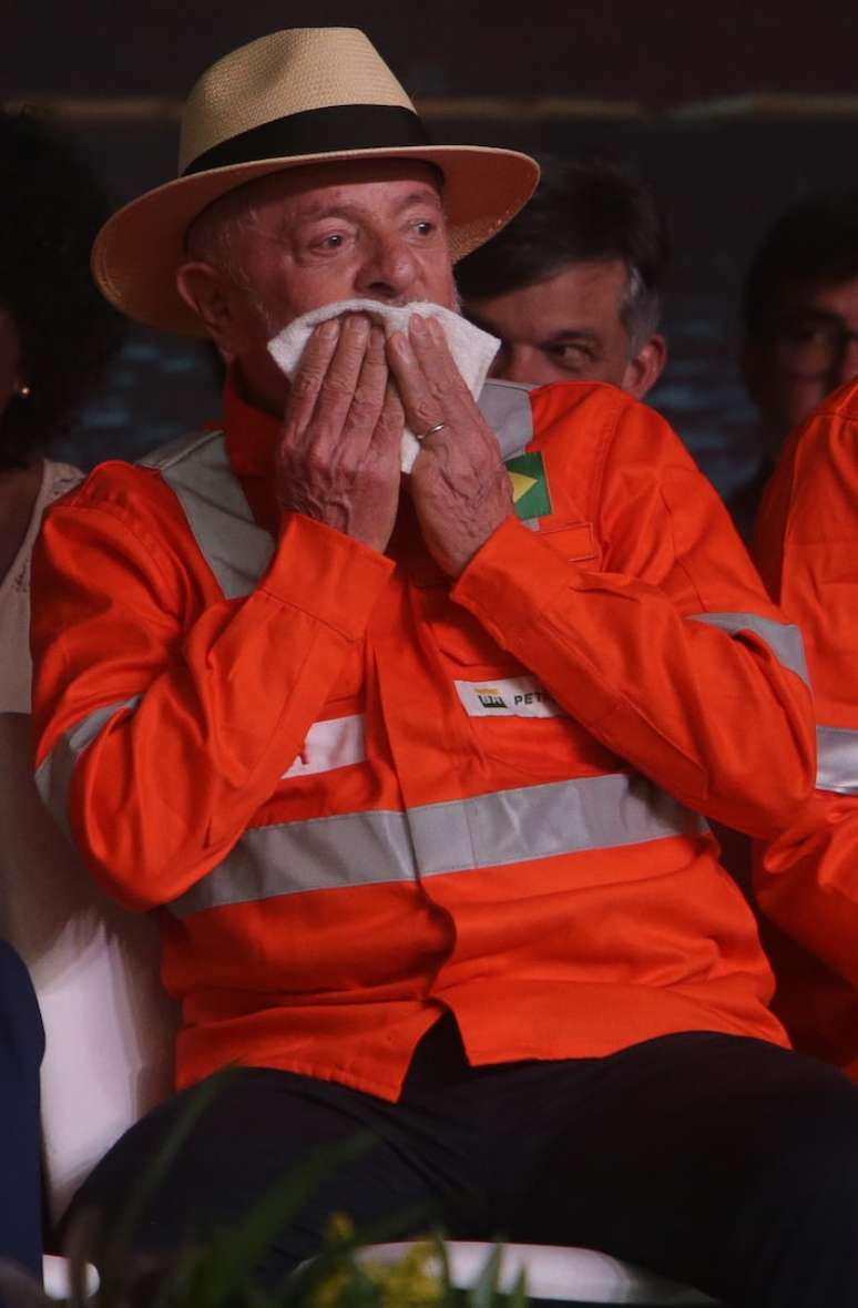 Presidente Lula com uniforme da Petrobras em evento
