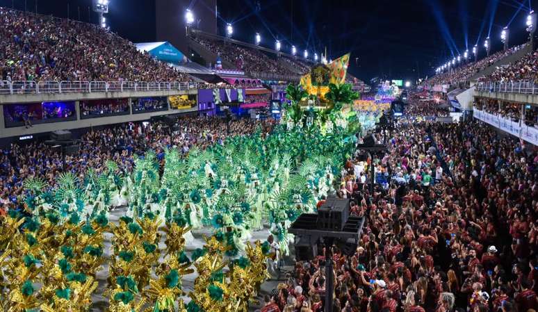 120 mil pessoas devem passar na Sapucaí ao longo dos dias de desfile
