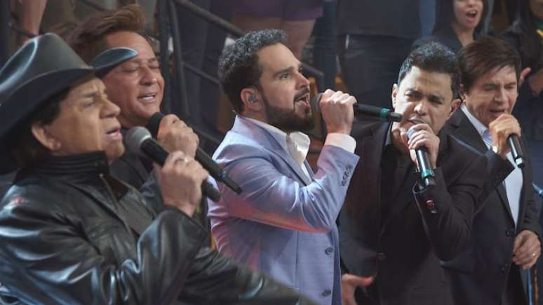 Leonardo e as duplas Chitãozinho & Xororó e Zezé Di Camargo & Luciano no palco do Altas Horas em 2023