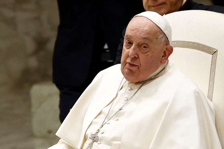 Pope Francis stops using mechanical ventilation and the court remains stable, says the Vatican
