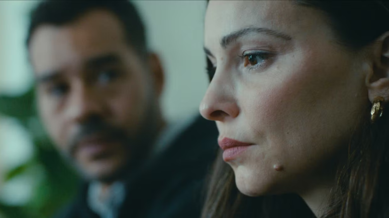 Em Cassandra, Mina Tander interpreta Samira, uma mãe que se sente isolada e não é levada a sério pela família 