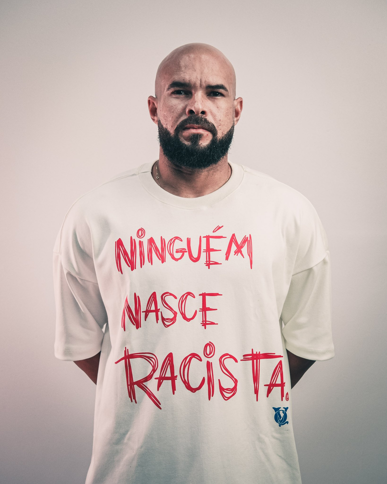 Zé Welison, do Fortaleza, com a camisa da campanha ''Ninguém nasce racista''. 